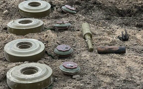 (影) 百萬地雷佈烏領土! 遍佈1/4國土 俄佈雷車接連被炸 俄兵拆雷當場爆
