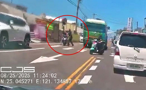 (影)大貨車逼車被按喇叭！司機不滿下車爆打騎士  傷害罪函送