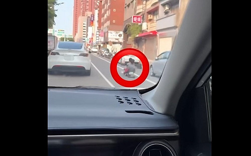 新竹2孩童駕電動玩具車上路引網路熱議！業者憂高度太低恐遭汽車忽略