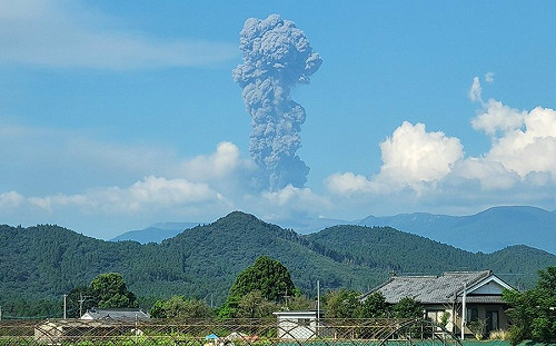 （影）日本新燃岳火山劇烈噴發  噴煙衝上5500米、警戒級別「3」
