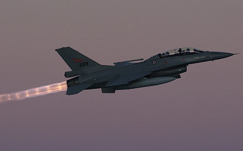 （影）烏2架F-16戰機紅軍城大開殺戒！美軍P-8黑海掛「這雷達」監視俄軍