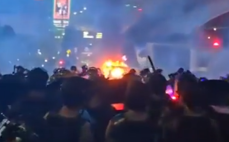 印尼萬人怒圍議會！抗議議員高百倍薪水 警催淚彈鎮壓 傳總統嚇到不敢去北京