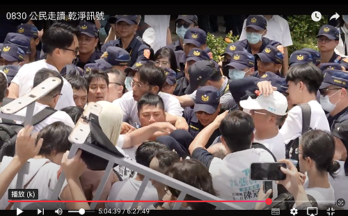 黃國昌帶頭衝撞拒馬 ! 8警員受傷  北市警將傳喚說明