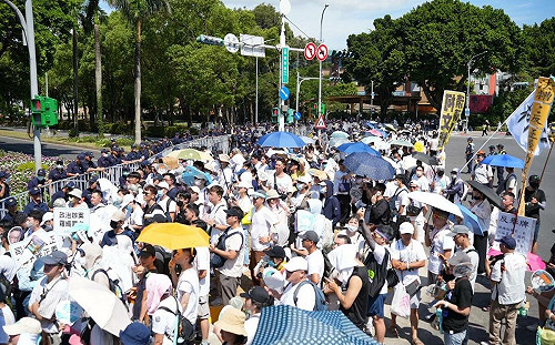 綠控黃國昌勒警、企圖開車衝封鎖線 民眾黨駁斥：錯誤訊息挑動對立