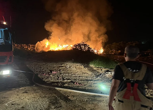 苗栗西山垃圾場深夜惡火  濃煙竄天消防急撲救