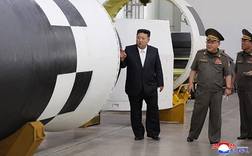 鞏固擁核國地位！金正恩「又」看導彈研發設施  間接證實「火星炮-20」研發中
