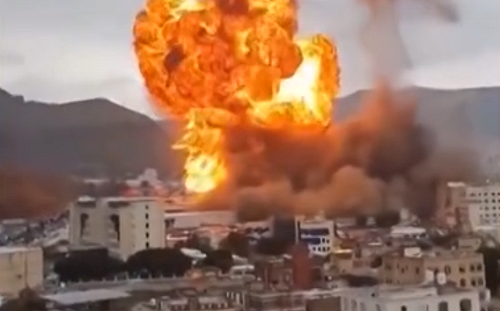 (影) 開會都沒帶手機怎洩密? 胡塞12高官葬身空襲辦葬禮 轟以油輪報復