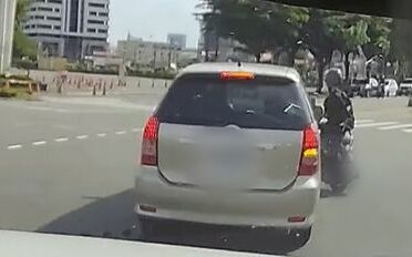 (影)直行專用硬要右轉  撞翻直行機車！網怒噴：禁止右轉看不到？