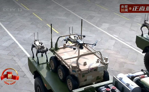 天上飛的＋地上跑的！中國閱兵亮相無人載具組合 統派稱專為攻台巷戰設計