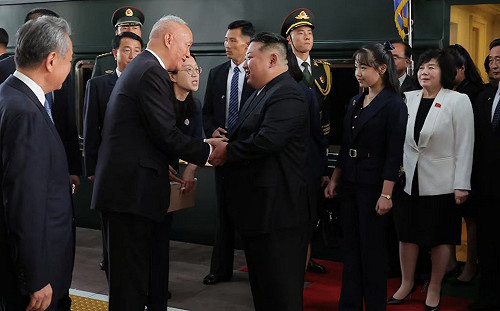 (影) 未來接班人緊跟! 金正恩攜愛女訪中閱兵 網諷:「她」應該特別羨慕