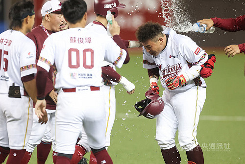 林泓育再見安桃猿逆轉龍　全隊一起穿長襪很感動