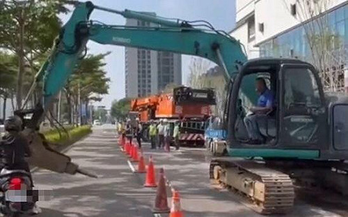 怪手與機車爆發口角！竟以破碎鑿頭擋路 超扯畫面曝光