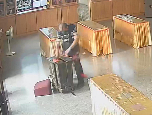 台中慣竊假扮信眾　5分鐘連掏4次香油錢遭起訴