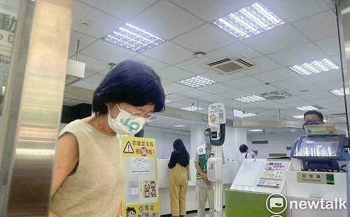 柯文哲可以回家了!陳佩琪急赴銀行匯交保金