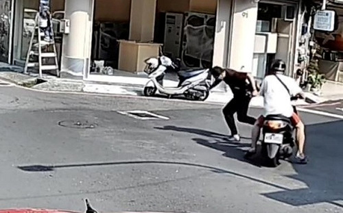 (影)銀樓搶88萬金飾烙跑！阿伯騎車神助攻  警民合力制伏