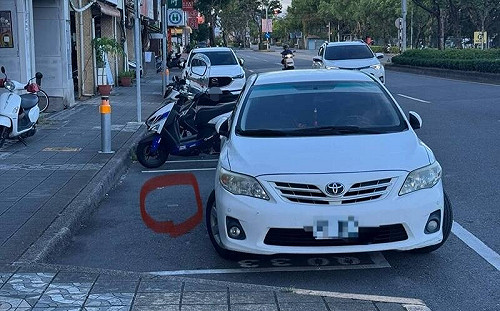 宜蘭智慧停車格出現停一半「霸王車」！網友嘲諷：有錢買車沒錢停車