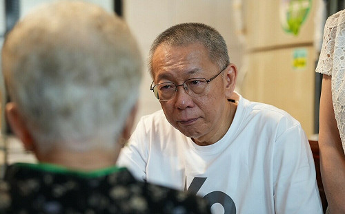 (影)關心柯媽身體「眼眶紅」 柯文哲回新竹老家吃豬腳麵線曝後天看柯爸