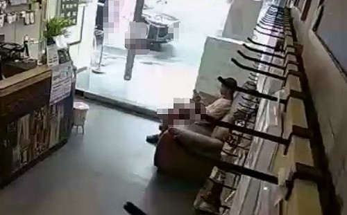 東港手機店內驚現阿伯打手槍！員工PO網引眾怒 警火速逮捕送辦