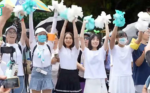 短裙啦啦隊迎接柯文哲!嗨喊「幹到底」律師:政治文化墮落 四叉貓嘆難怪.....