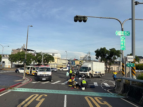 苗栗貨車疑未遵守號誌左轉　撞飛機車騎士、乘客