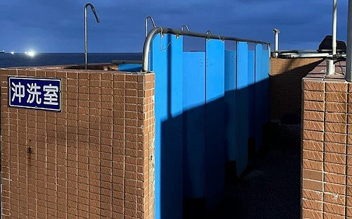 基隆海興泳池沖洗室沒屋頂！民眾驚見無人機飛過憂偷拍