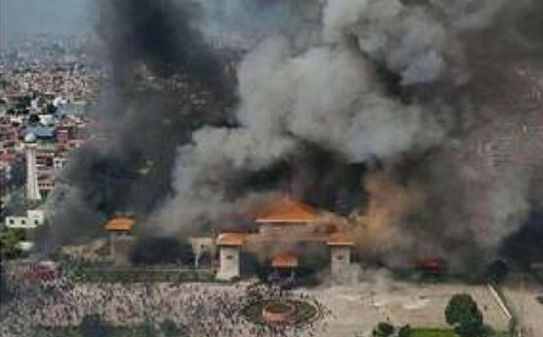 （影）尼泊爾「大起義」! 火燒總理府 共產暴政被推翻 高官搭機逃難或當街被追殺