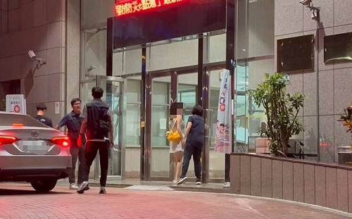 高雄總圖拍A片「台灣臀后」到案說明！連同男演員涉犯公然猥褻送辦