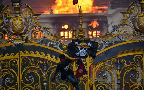 (影) 尼泊爾警察集體繳械投降! Z世代怒火爆發 高官倉皇搭機落跑影像曝光