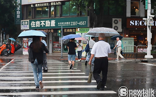 「鳳凰」颱風外圍水氣移入 4縣市大雨特報！迎風面雨勢越晚越明顯