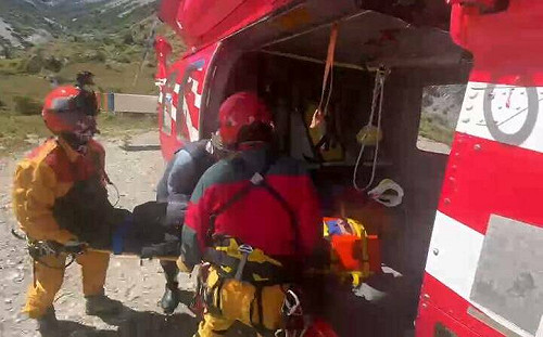山友登南湖大山跌倒「韌帶斷裂」空勤直升機急吊掛送醫