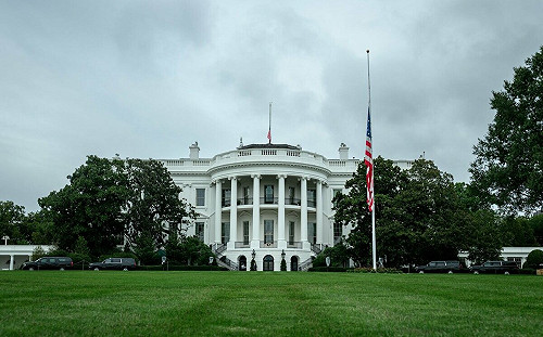 (影) 柯克公開遇刺影像震撼全美 ! 槍手行兇後跳樓逃跑 CNN : 美政治暴力頂點