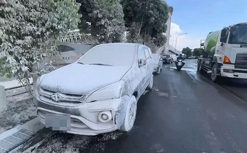 水泥廠粉塵洩露如同下雪！50輛車慘遭覆蓋 環保局加重處分