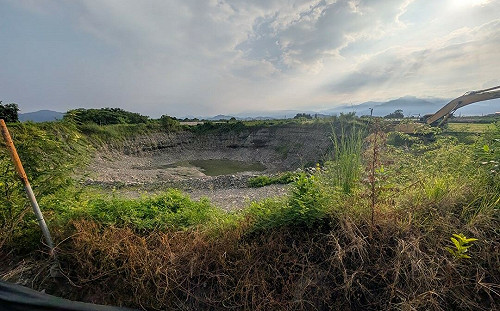 藍白聯手踢爆不法盜採土石   民眾黨再揭美濃巨坑廢棄物疑污染地下飲水