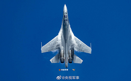 殲-16鎖定2F-35? 央視稱「座艙蓋對座艙蓋」不到15米 網笑 : 忘了「僚機救我」?