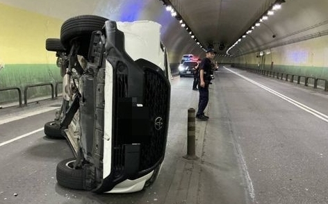 (影) 內湖康樂隧道驚魂！休旅車突失控 90度翻覆