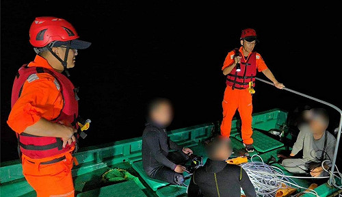 中國漁船越界東沙水域涉濫捕　海巡驅離及查扣小舟