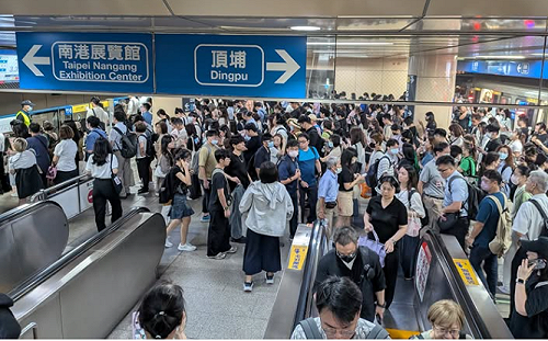 板南線「異物卡門」尖峰時間擠爆！網戲稱：有提早跨年的味道