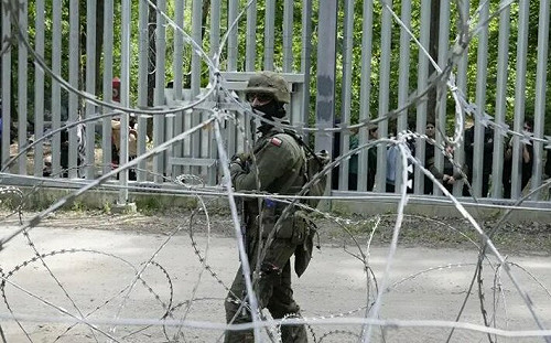 (影) 東歐銅牆鐵壁抗俄!波蘭重裝備上陣  愛沙尼亞、立陶宛挖深溝戰壕