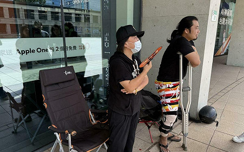 iPhone 17首賣直擊》頭香果粉「拄著腳也要排」、16 年老粉同場守候