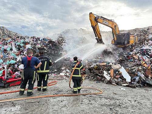 花蓮市垃圾掩埋場沼氣外洩  消防灑水控制火勢