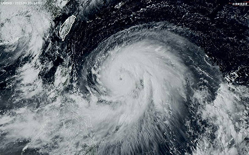 「樺加沙」挑戰最強颱！颱風眼、結構超扎實 網驚：沒直撲台灣太幸運