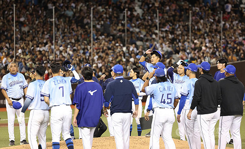 陳仕朋自責沒有送學長勝利　退場抱著林哲瑄痛哭