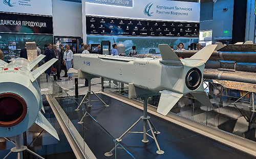 (影) 烏軍用二戰機槍擊落俄巡弋飛彈! FPV 無人機攔截Lancet、F-16也發威