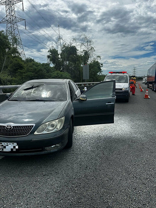 國3台中龍井段疑爆胎自撞護欄火燒車  駕駛送醫