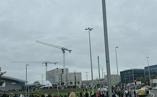 (影) 歐洲機場受駭客攻擊大停擺! 旅客排長龍 班機延誤甚至取消