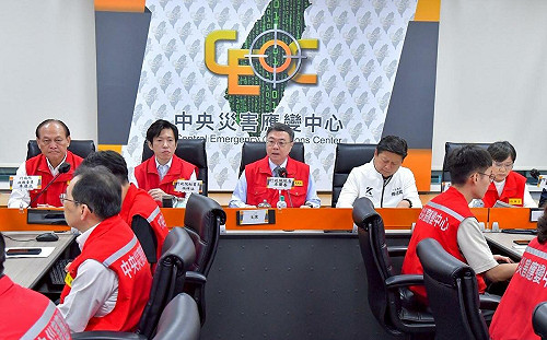 和卓揆現身災防中心 傅崐萁:盼行政團隊提徹底解決堰塞湖方式