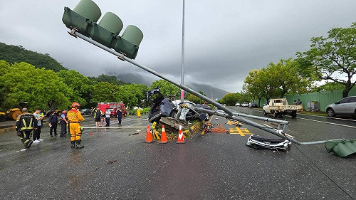 花蓮警車疑打滑撞號誌桿  車上通緝犯命危送醫