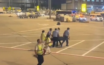 上飛機前先運動一下? 一男子在北京機場「繞著飛機跑」4民警用約束袋抬離