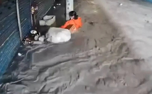 花蓮馬太鞍溪堰塞湖溢流釀洪災2死3人失聯! 市場抱柱婦人平安脫困