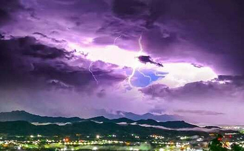 強颱「樺加沙」掃南台灣！閃電劃破紫色天空 震撼畫面曝光